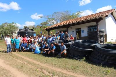 Community members together with equipment for water storage in Lomerio